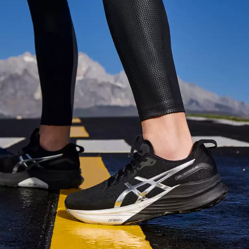 Asics Uomo GEL-KAYANO 32 Nero  - Running Gear Asics recensione e prezzo